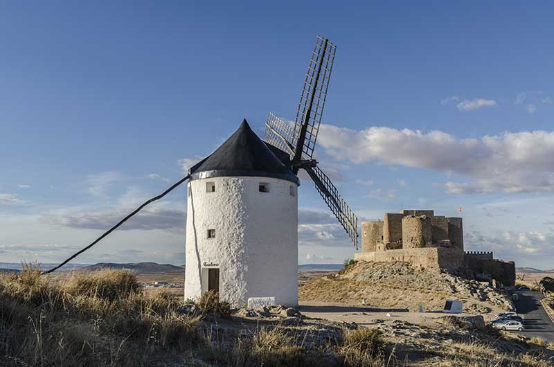 Toledo - Consuegra 35 - molinos de viento y castillo de Consuegra.jpg